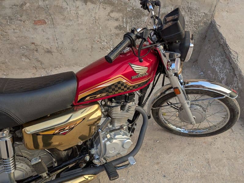 Honda 125 Self Start  Gold Edition 2024 4