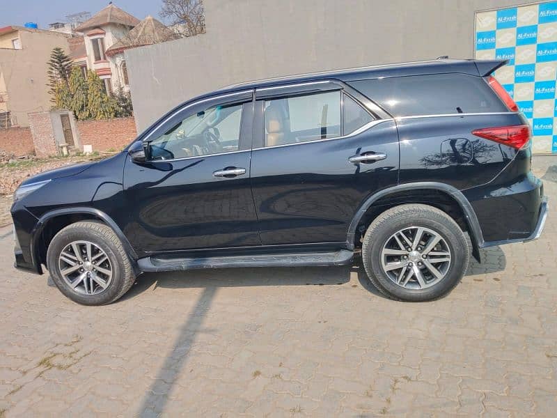 Toyota Fortuner V 2020 4