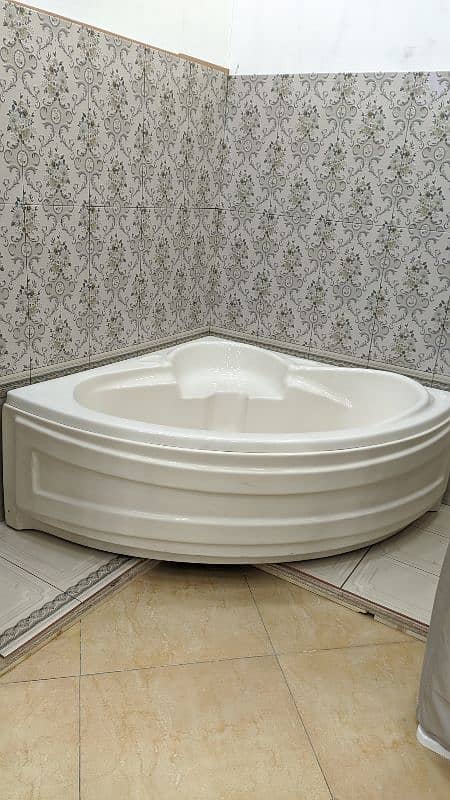 jacuzzi style corner bath tub 2