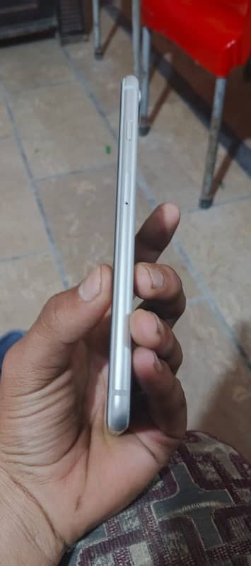 IPHONE 8 plus non pta 256gb ha battery chnge ha back thori si break ha 2