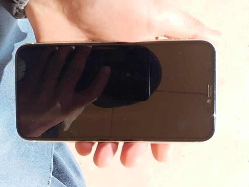 iPhone 11 (64GB) in Great Condition – 9/10 4