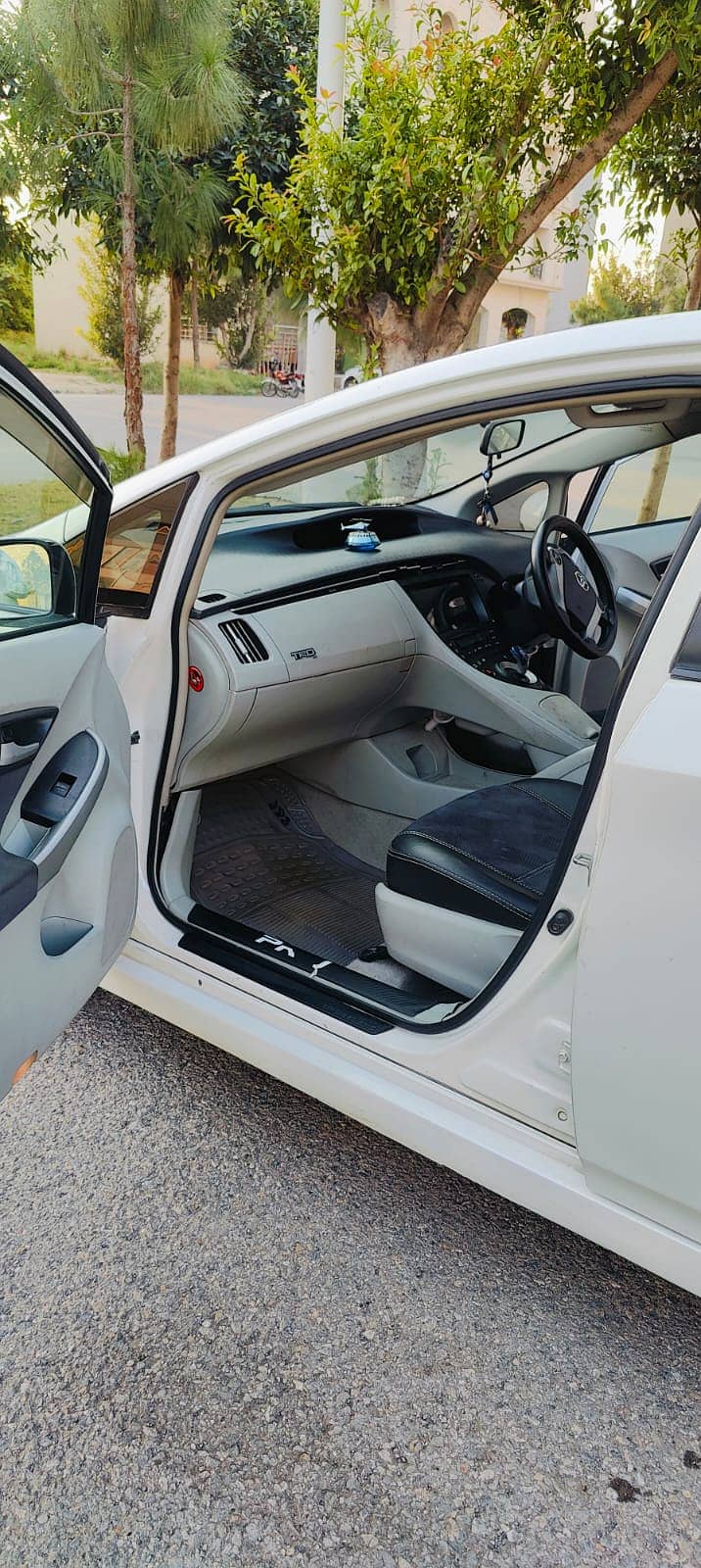 Toyota Prius 2010/2022 Neat and Clean just buy and drive 5