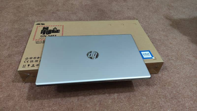 HP core i5 13th-Gen 512gb SSD 8