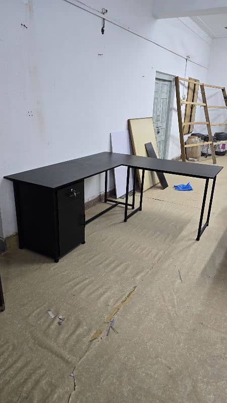 corner table for computer and laptop workstation 3