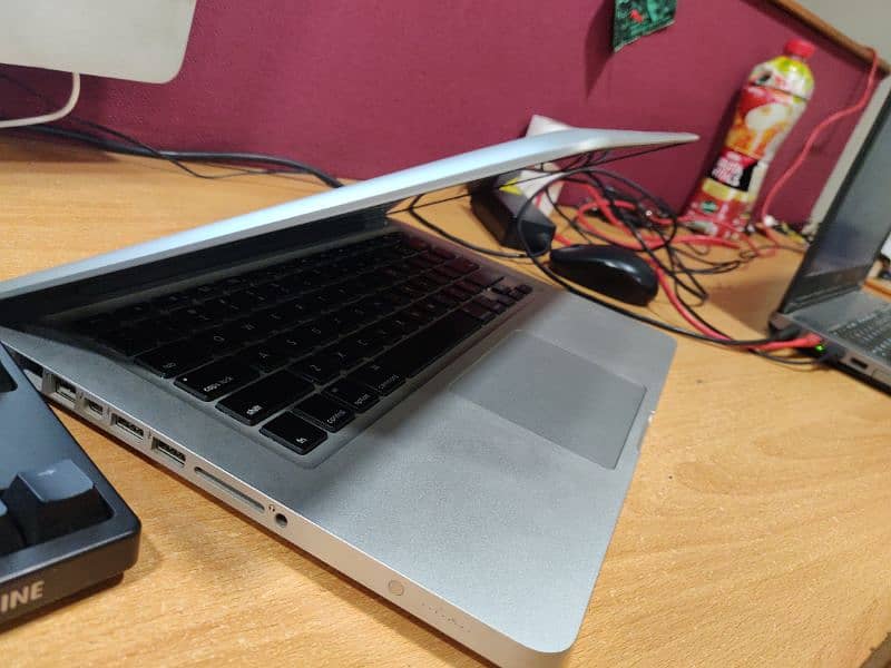 Apple MacBook Pro 2012 0