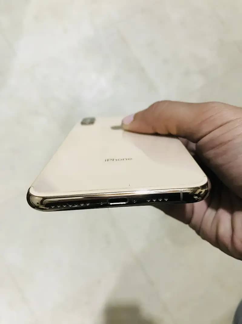 Apple iPhone XS Max 3