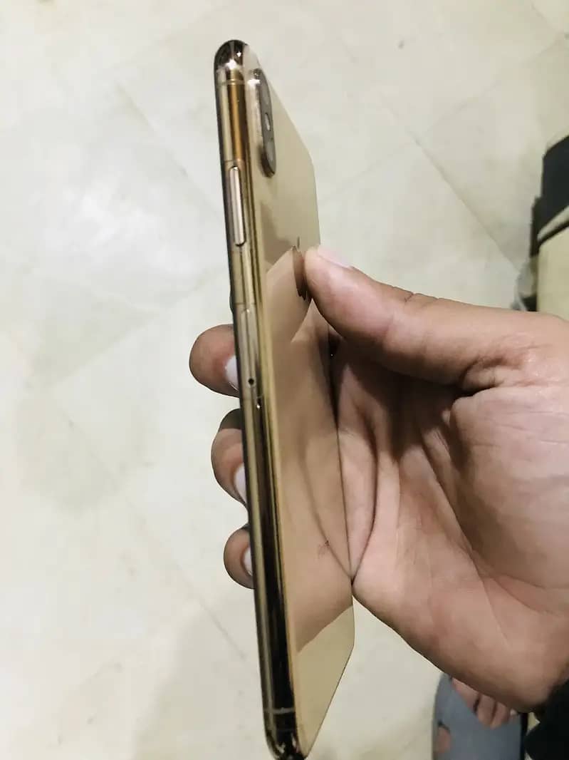 Apple iPhone XS Max 4