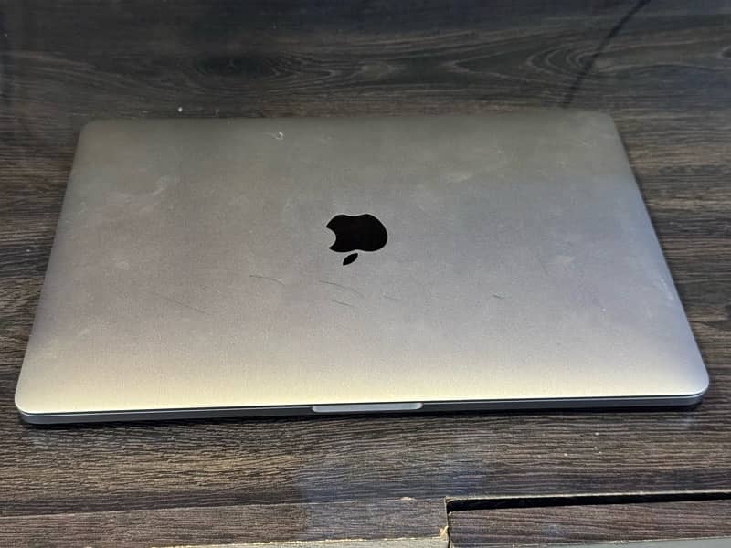 macbook pro 2017 13.3" 8gb-ram 1-tb ssd 127 battery cycle 10/10 0