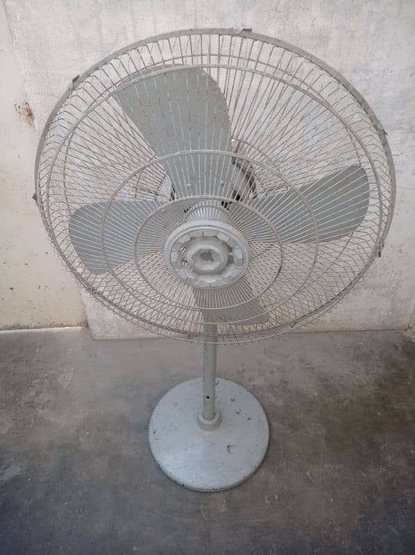 Pedestal Fan. Fan 0