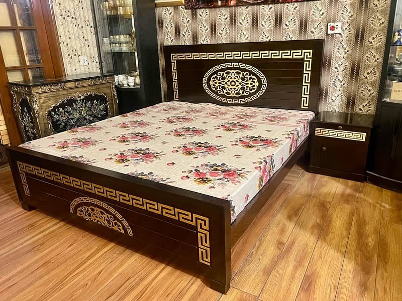 Beautiful bed set without mattress few months used condition 10/10 2