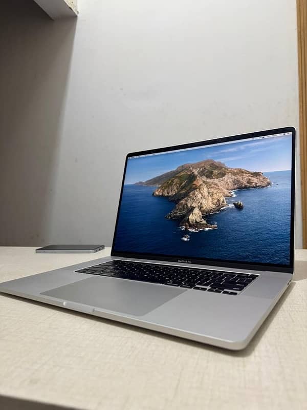 MacBook pro 2019 i9 32/512 0