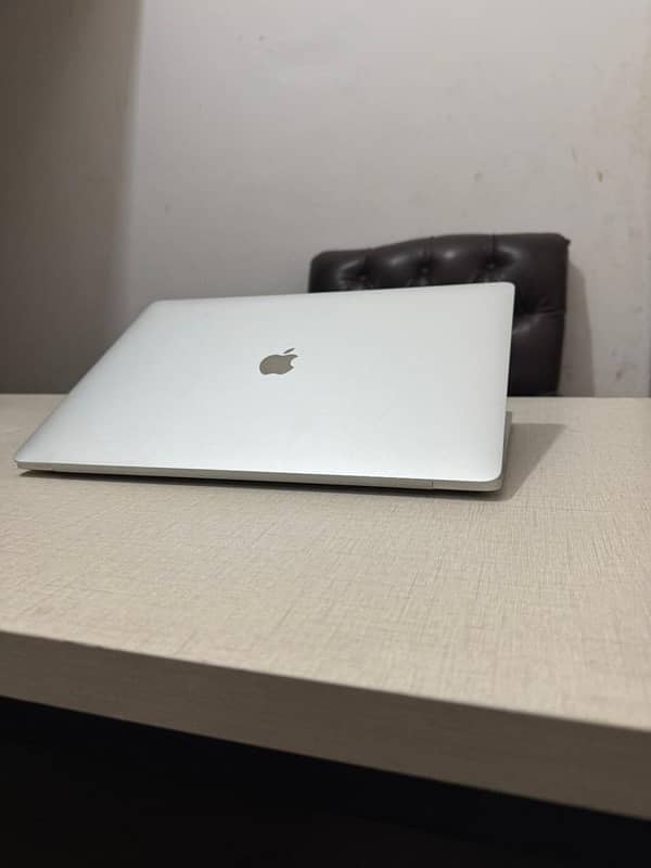 MacBook pro 2019 i9 32/512 1