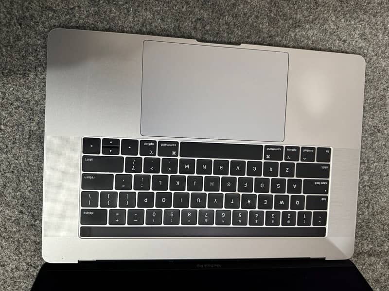 MacBook pro 2019 i9 32/512 4