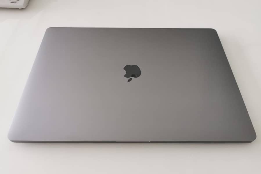 Apple Macbook Pro Core i9 A1990 Display 15.4 inches 4GB Graphic Card 0