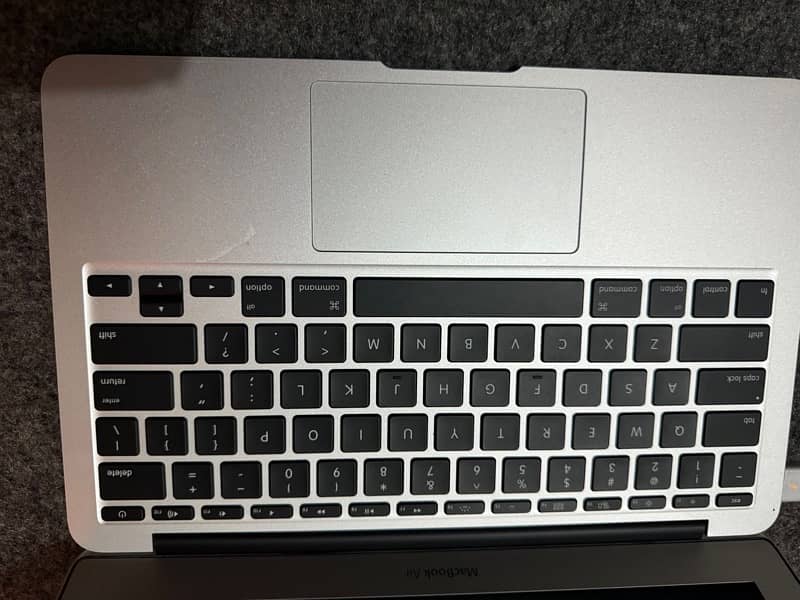 MacBook Air 2015 11inch core i5 1