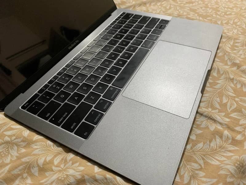 MacBook pro 2017 13inch i5 8/128 1