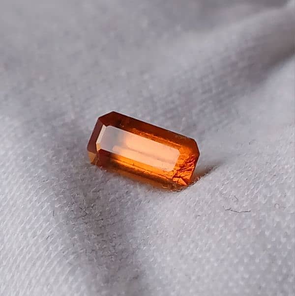 fanta coloured Garnet emerald cut 2.2 av 5