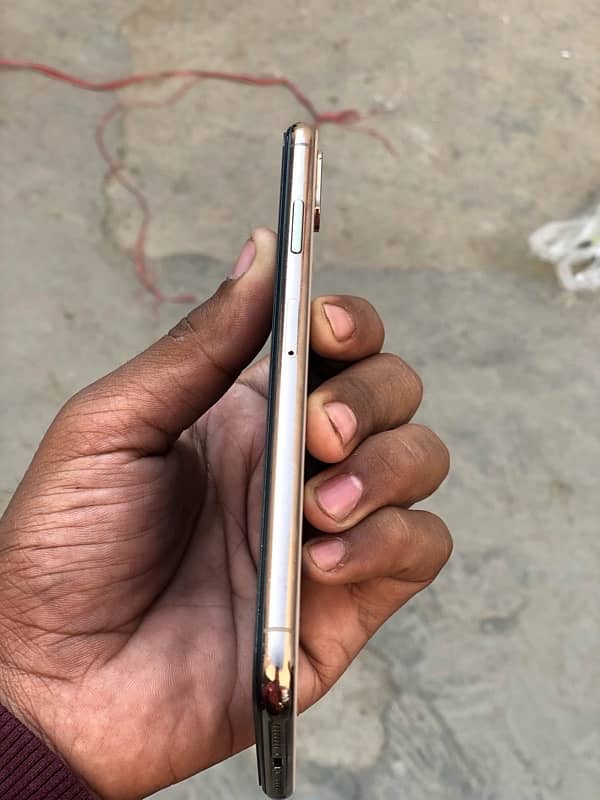 sale iPhone XS Max 4