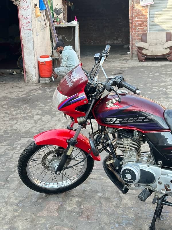 honda deluxe 125  red colour kick start  brand new condition 1