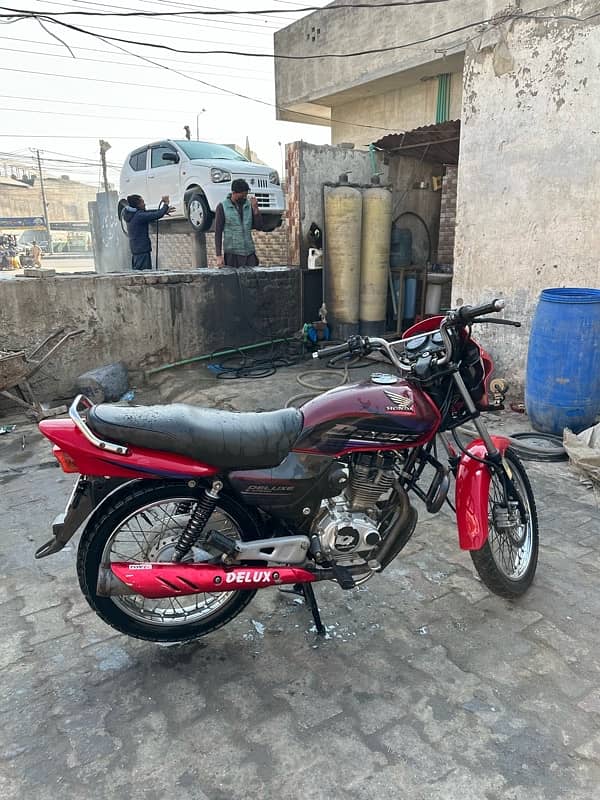 honda deluxe 125  red colour kick start  brand new condition 10