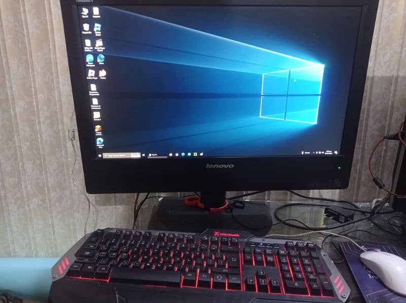 Lenovo All in One PC 24 inch Panel IPS Led 4th Gen Ci3 1