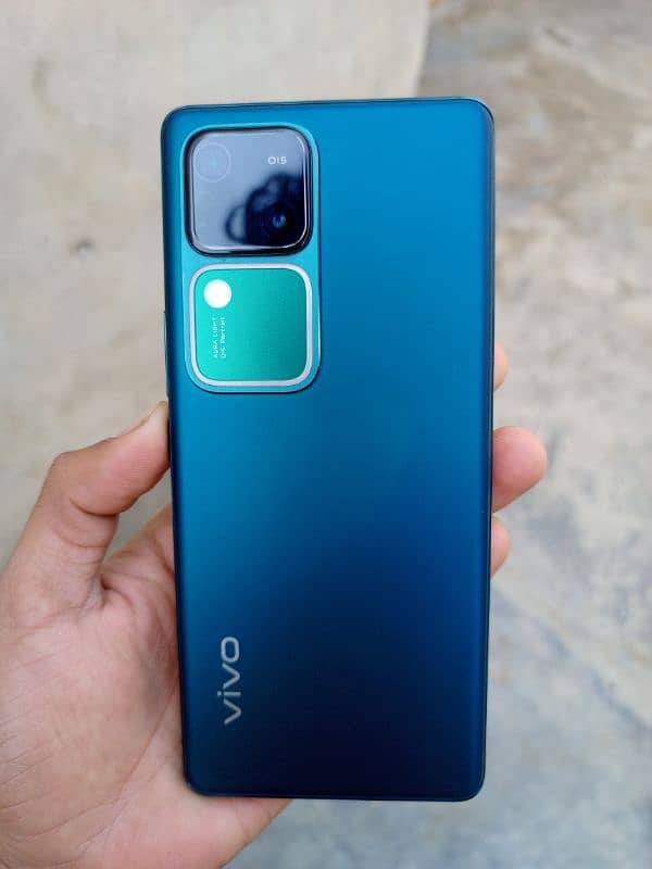 Vivo V30 with all the ASSESORIES 6