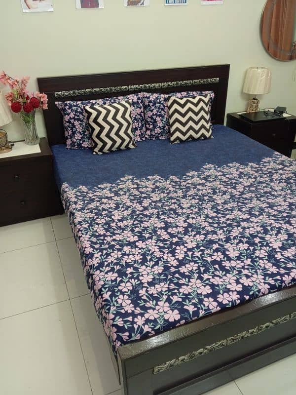 bed with 2 side tables 4