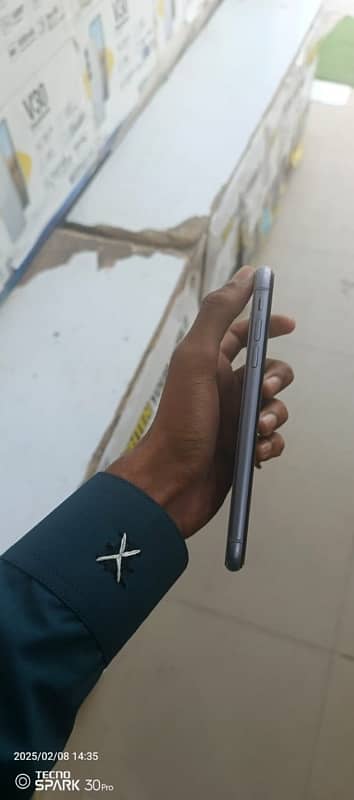 iphone 11 64gb 10/9 condition factory unlock 1