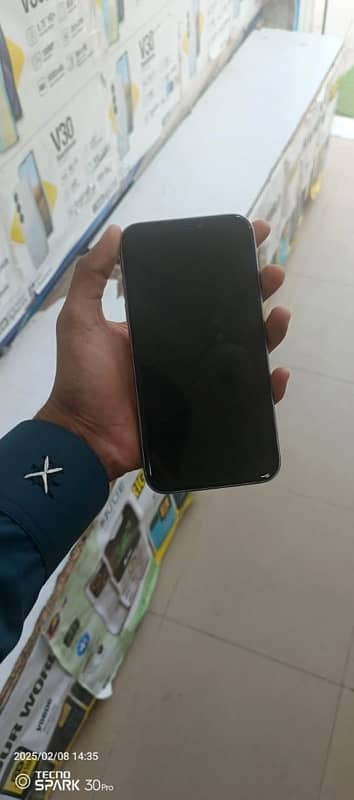 iphone 11 64gb 10/9 condition factory unlock 3