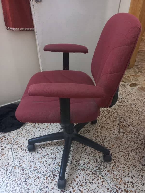 like new, office or study chair available for sale wheels are working 3