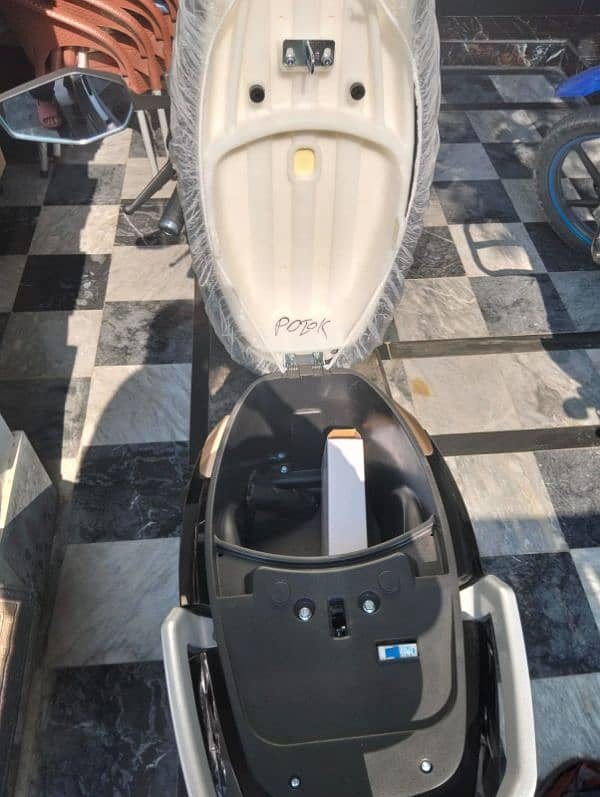 brand new evee scooty for sale 4