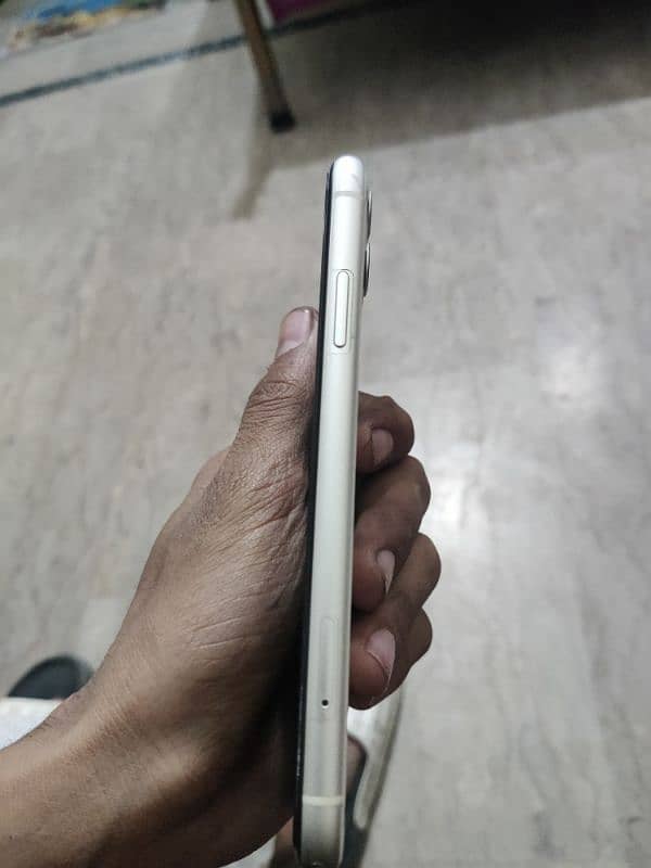 Iphone 11 white 1