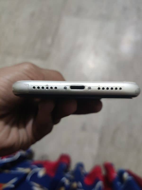 Iphone 11 white 3