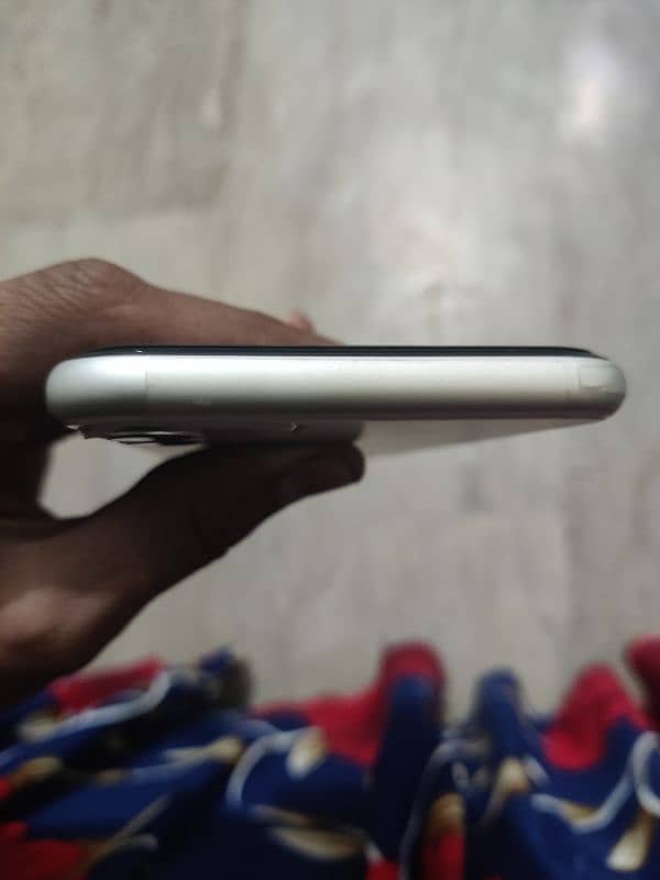 Iphone 11 white 4