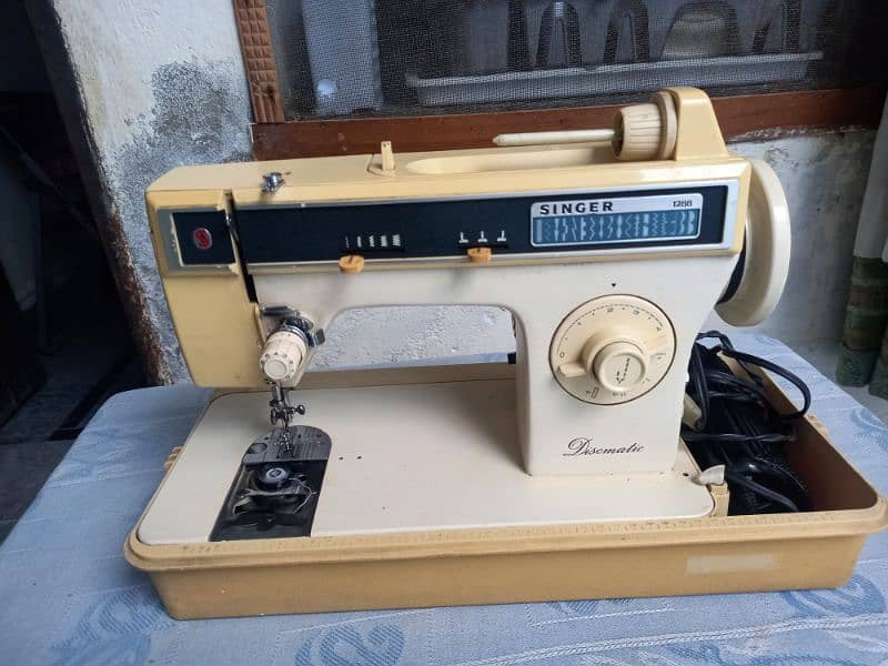 SINGER ELECTRIC SEWING MACHINE 1