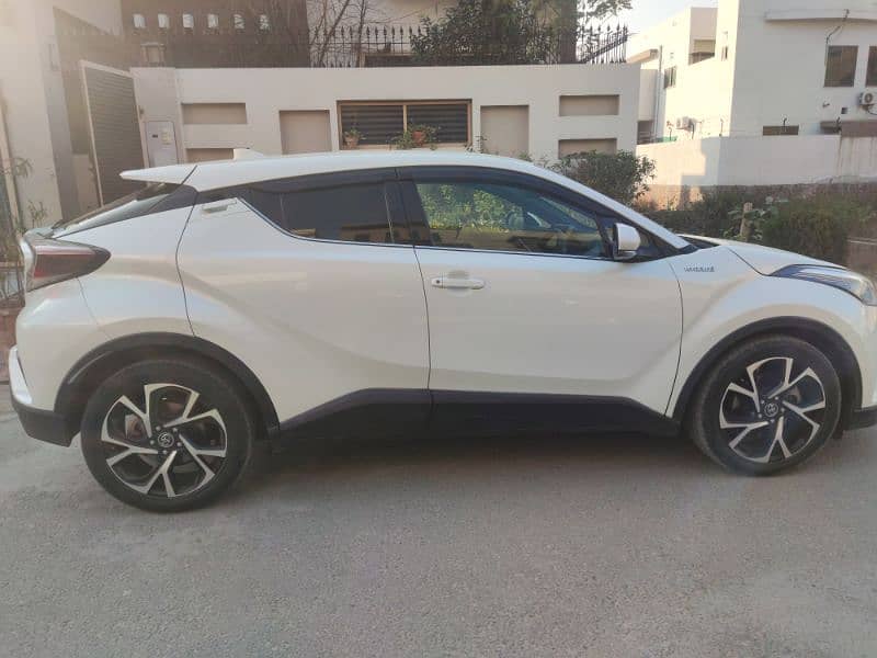 Toyota CHR 2017 G-LED 1.8 hybrid Total genuine Full options 3