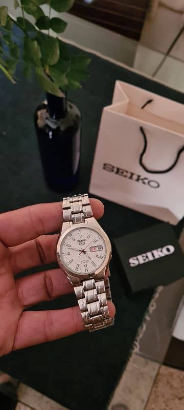 Seiko 5 Automatic gents wrist watch 21  jewels Glass back 19