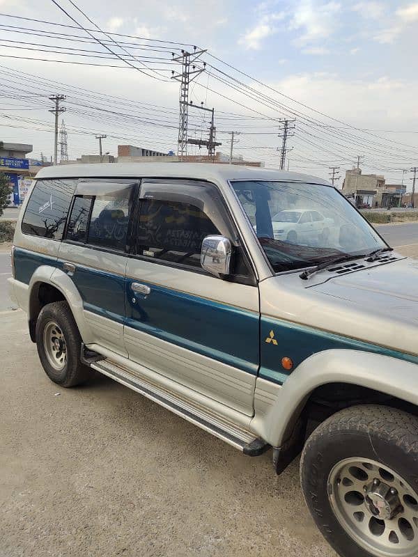 Mitsubishi Pajero 1990 3