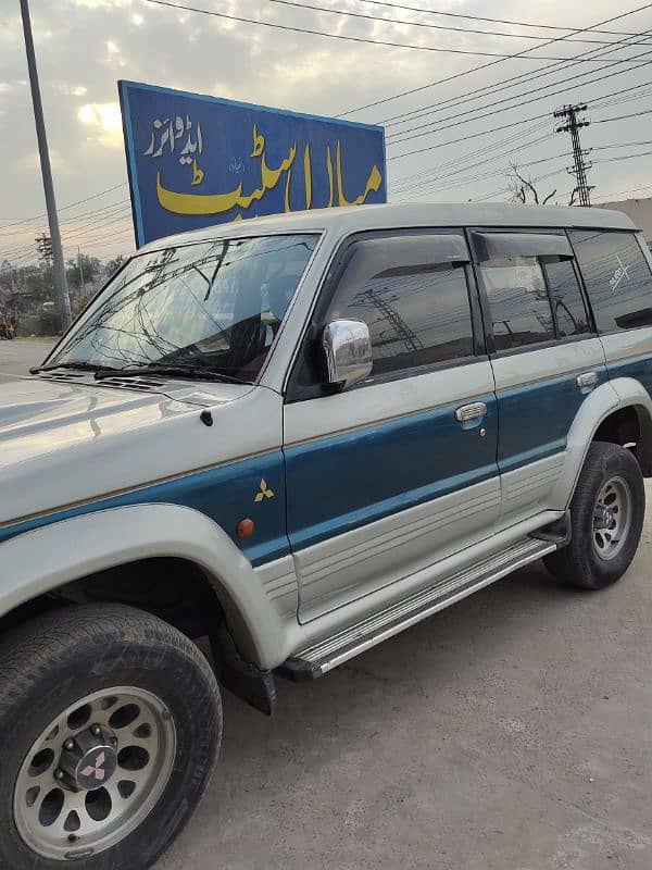 Mitsubishi Pajero 1990 5