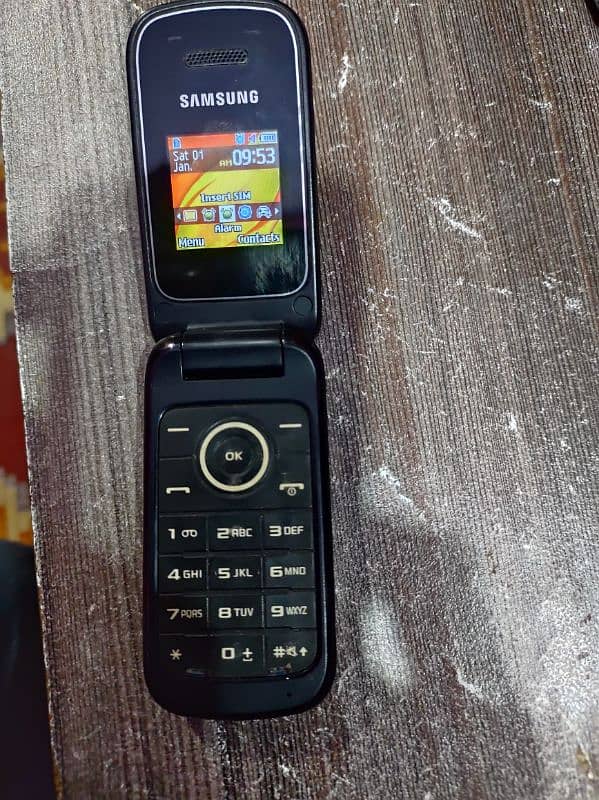 samsung old antique flap mobile non pta sim working good condition 0