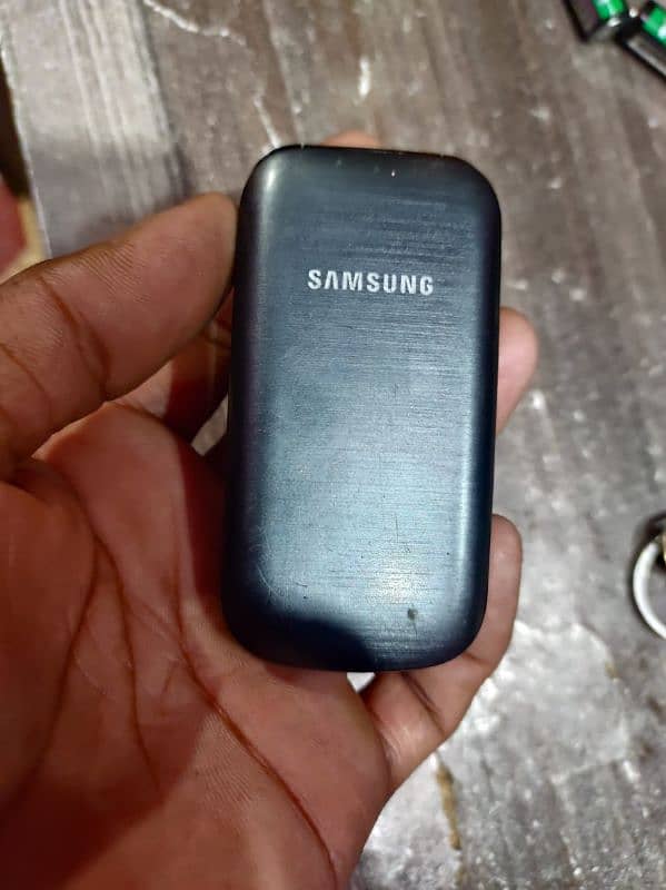 samsung old antique flap mobile non pta sim working good condition 1