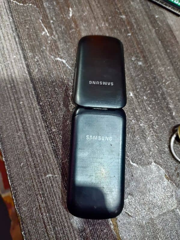 samsung old antique flap mobile non pta sim working good condition 2
