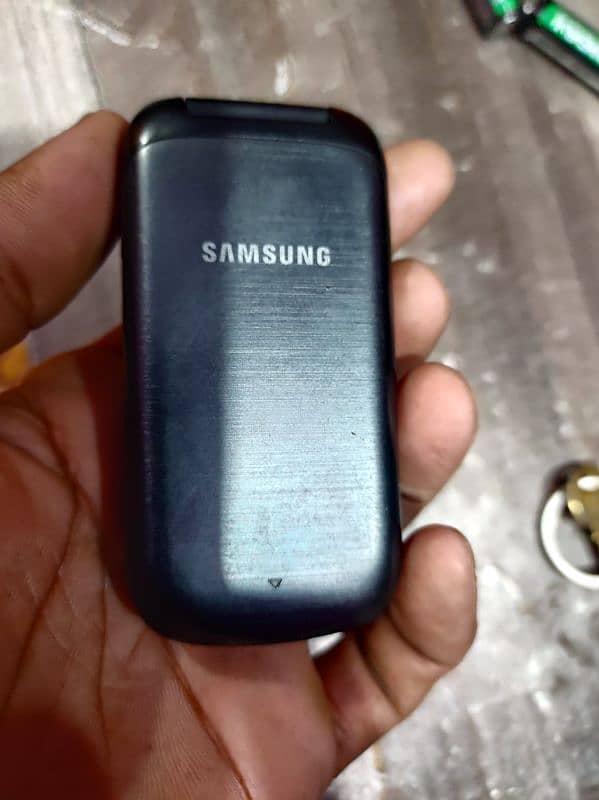samsung old antique flap mobile non pta sim working good condition 4
