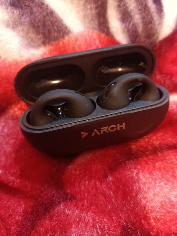 Good condition Arch earbuds 1