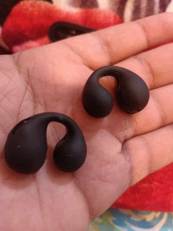 Good condition Arch earbuds 2