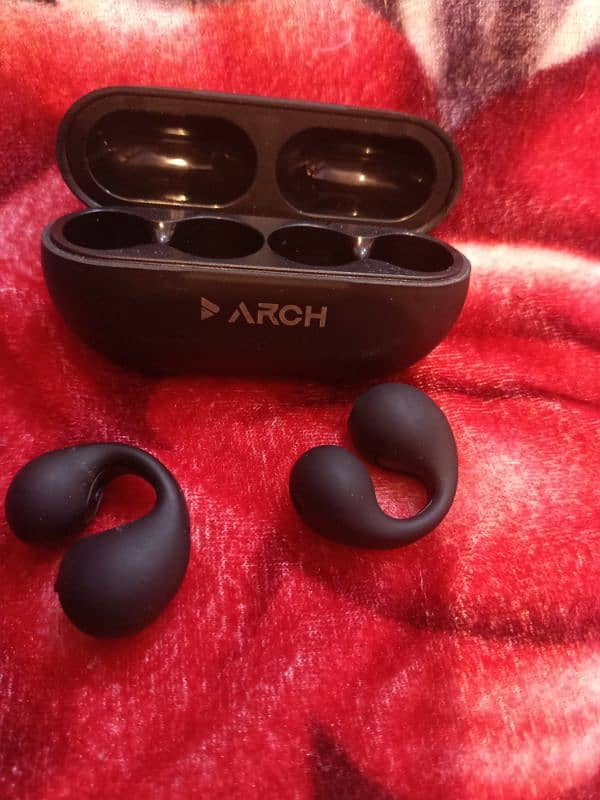 Good condition Arch earbuds 3