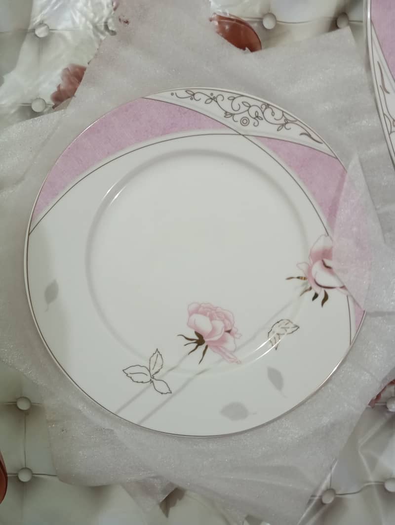 Beautiful new dinner set 80 pcs 8