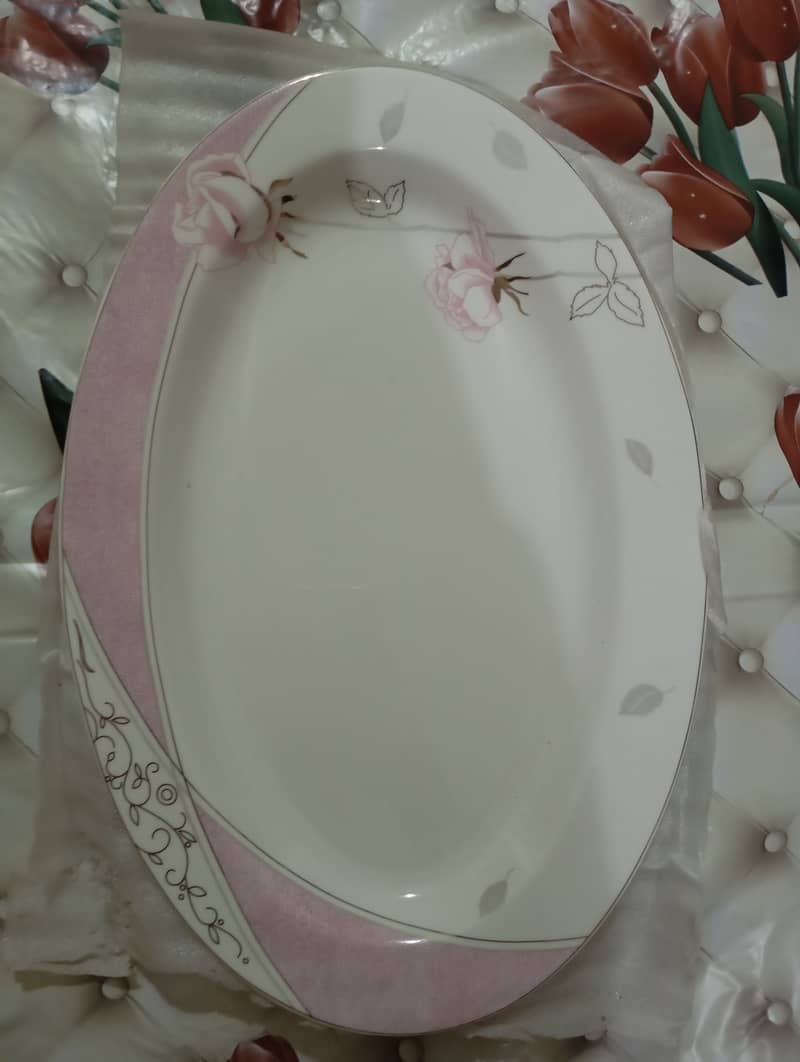 Beautiful new dinner set 80 pcs 9