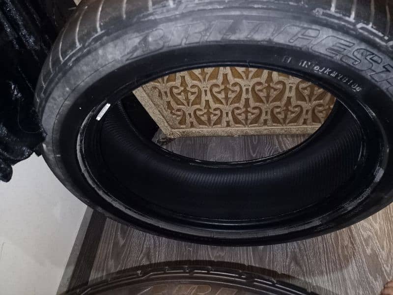 low profile Bridgestone 225/50/r18 new condition tyres for sale 3