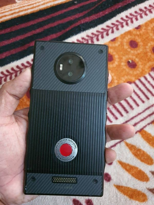 redhydrogen one 1